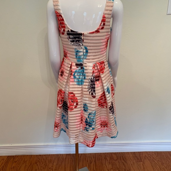 GUESS Los Angeles - Picture 2 of 8